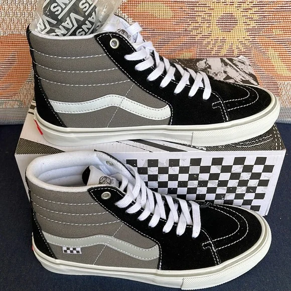 Vans Men’s Skate Sk8-Hi
Reflective Black/Grey
VN0ASFCCN42
Sneakers - Picture 2 of 16